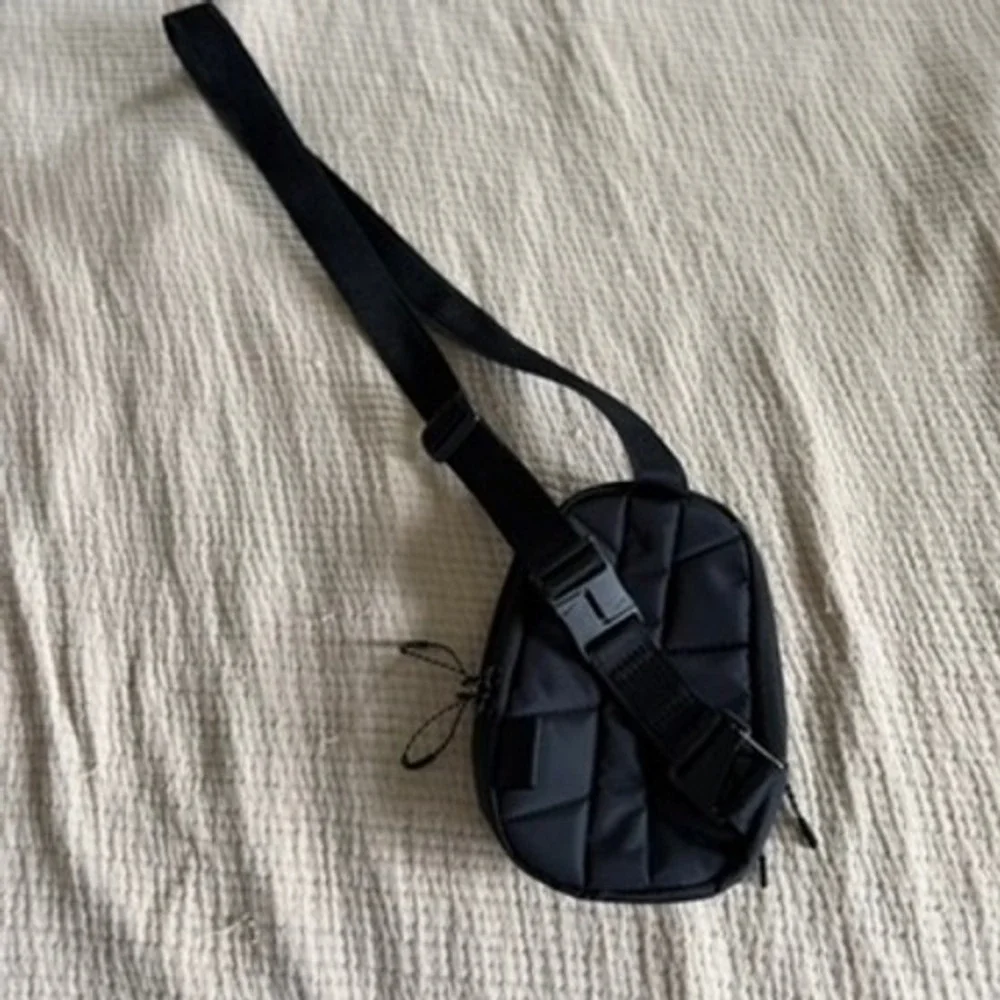 Nike Sportswear Commute Crossbody Bag (1L) Black Orange Small Messenger Sling